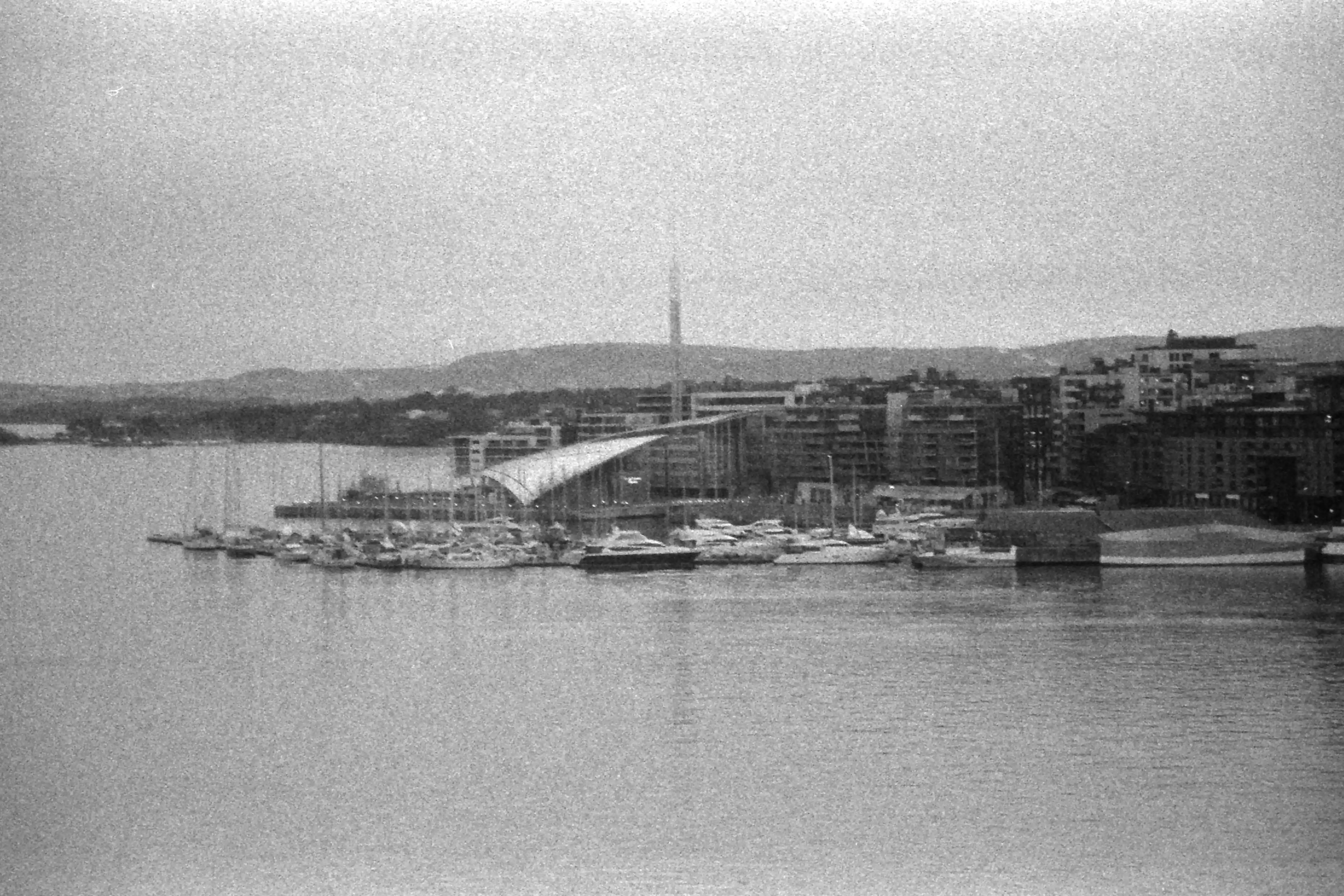 Black and white picture of Oslo’s coast featuring some boats and buldings
