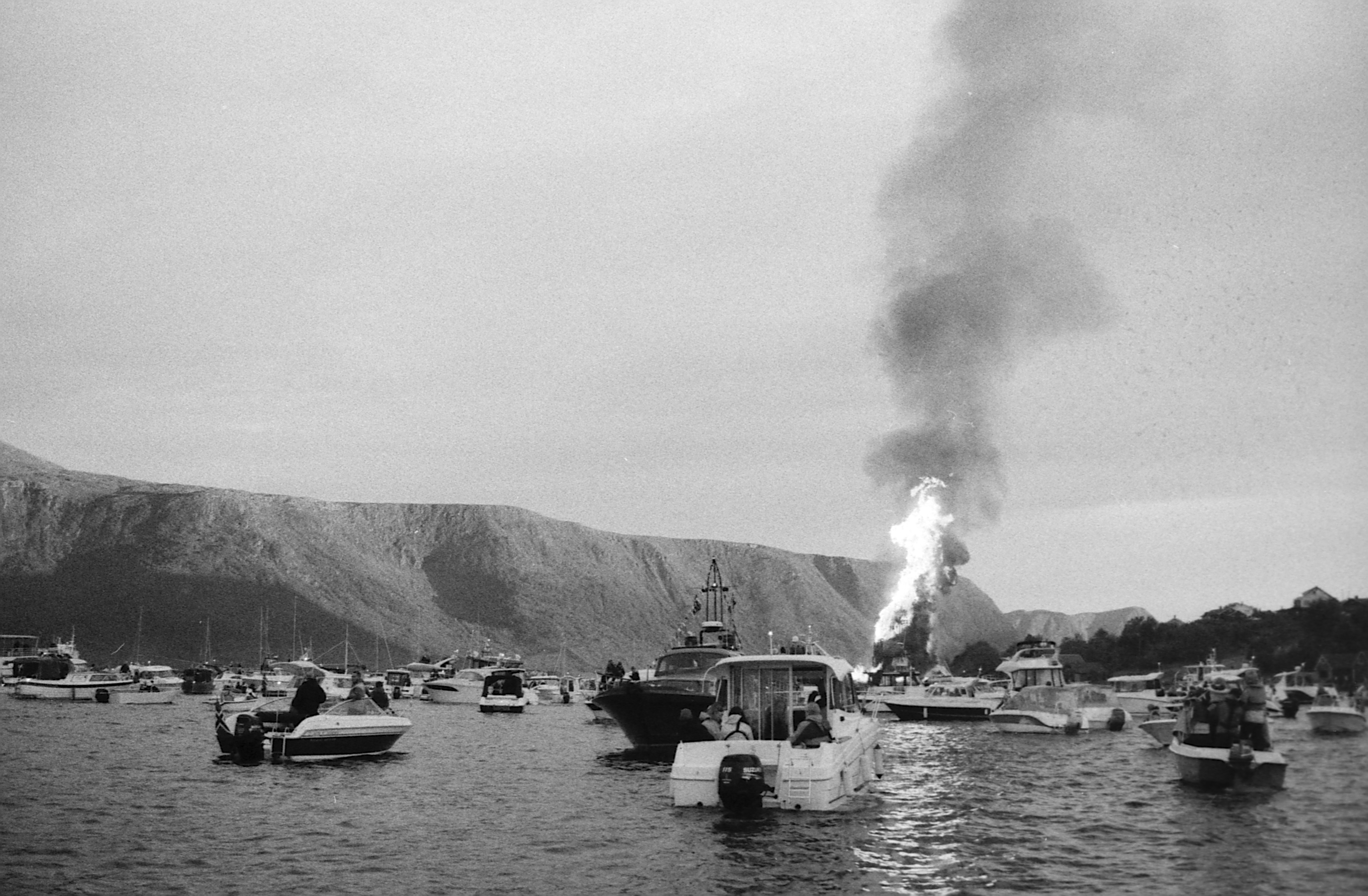 Black and white picture of Slinningsbålet and boats