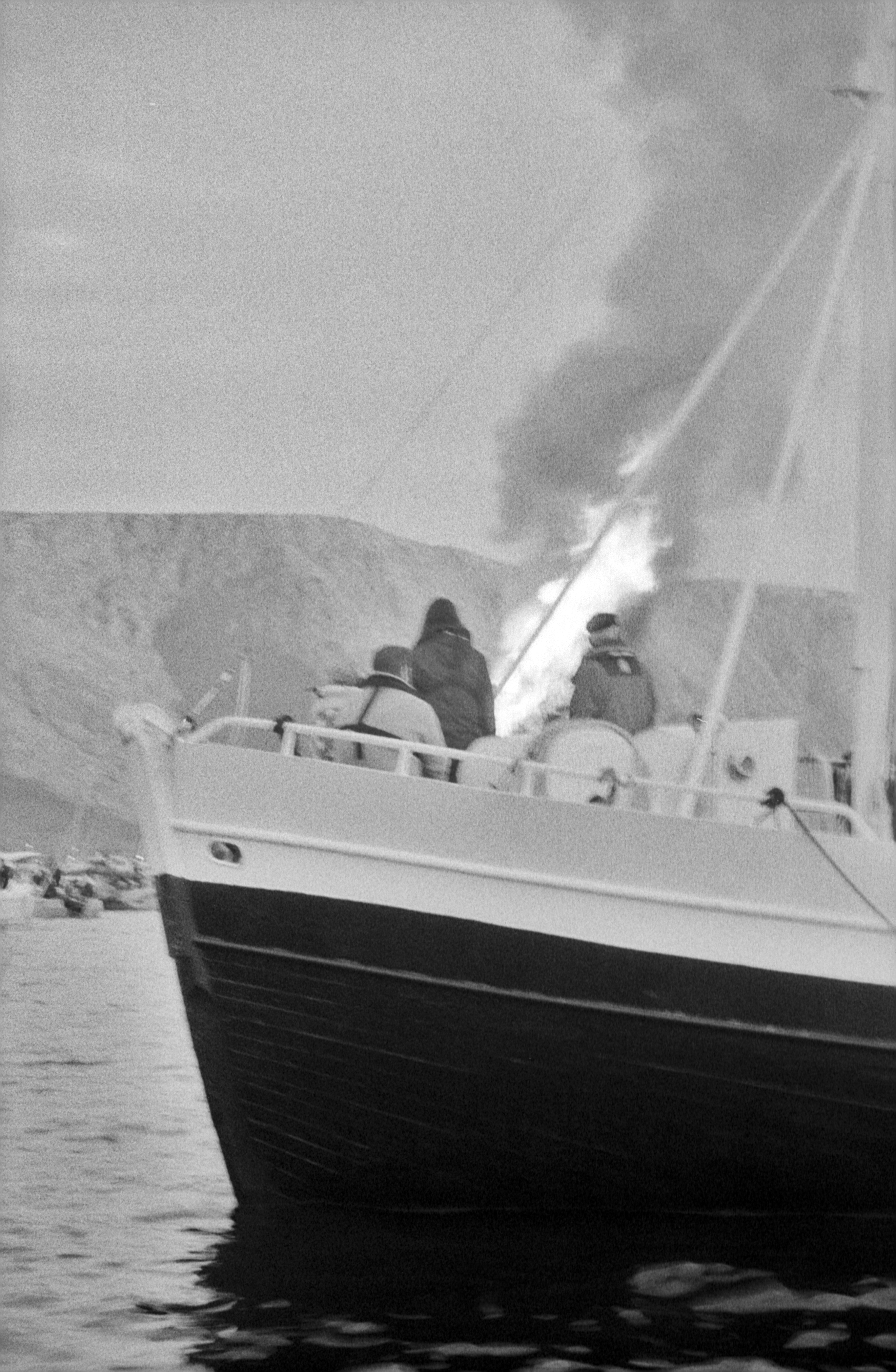 Black and white picture of Slinningsbålet and boats