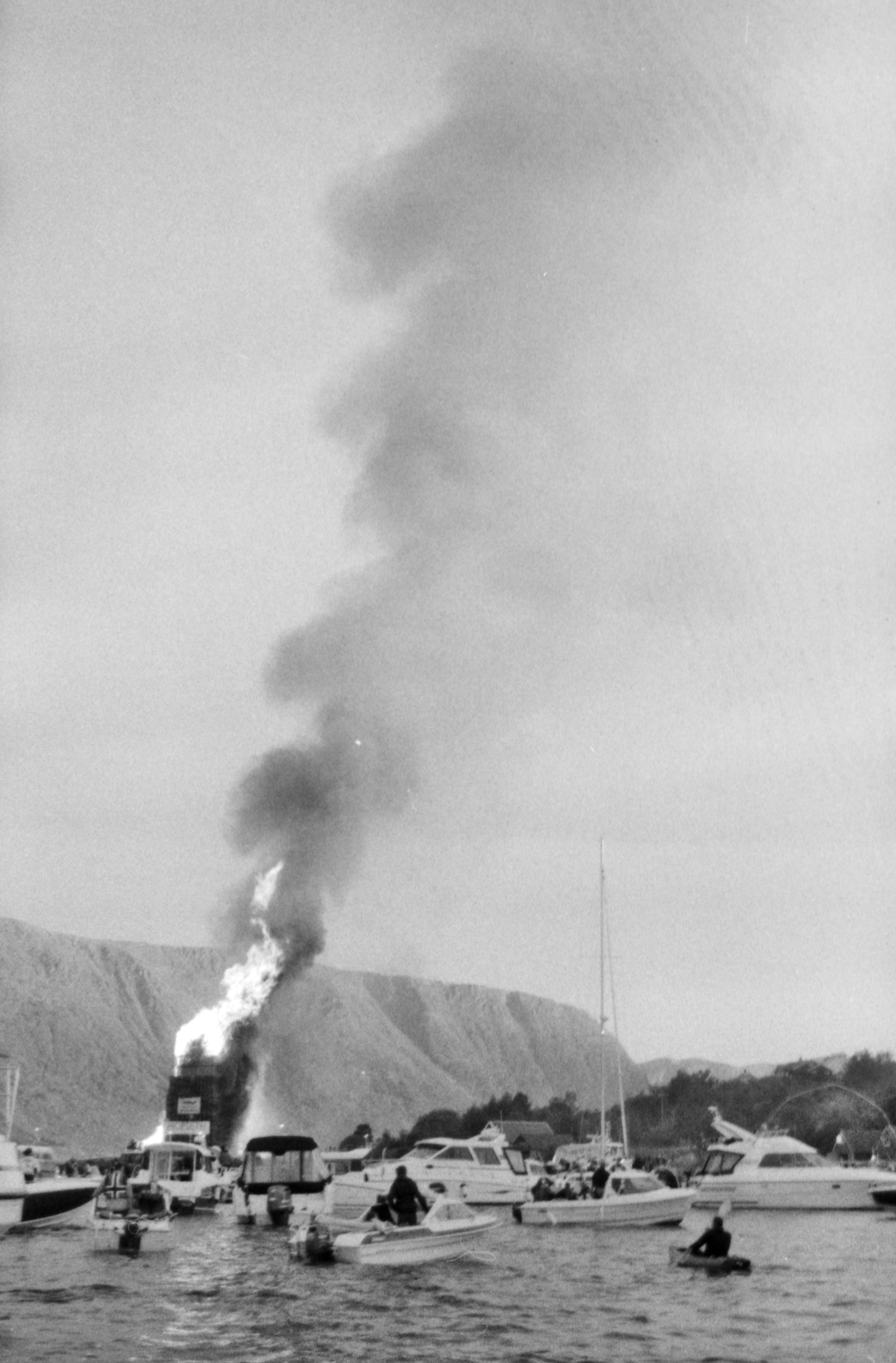 Black and white picture of Slinningsbålet and boats