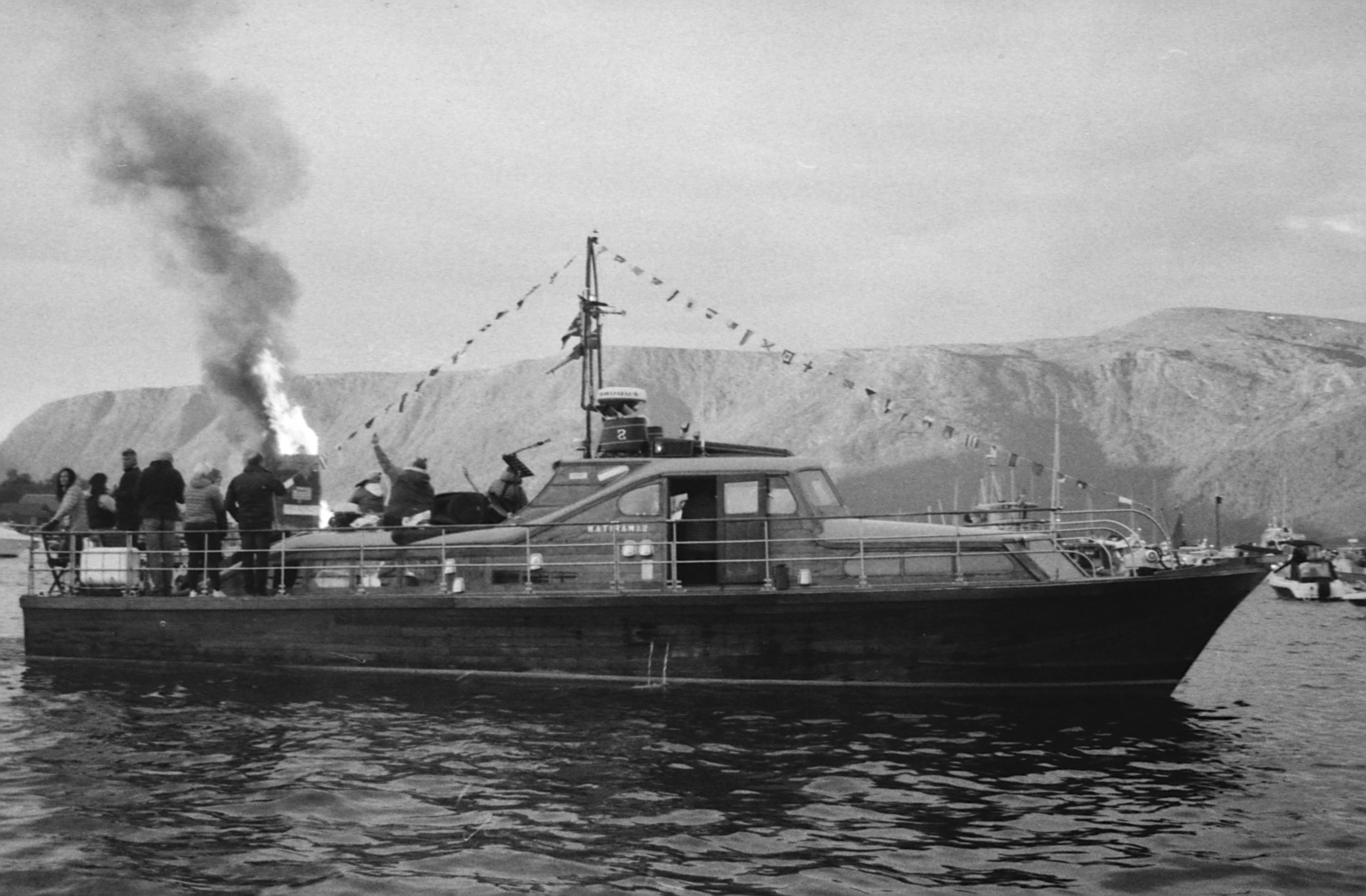 Black and white picture of Slinningsbålet and boats