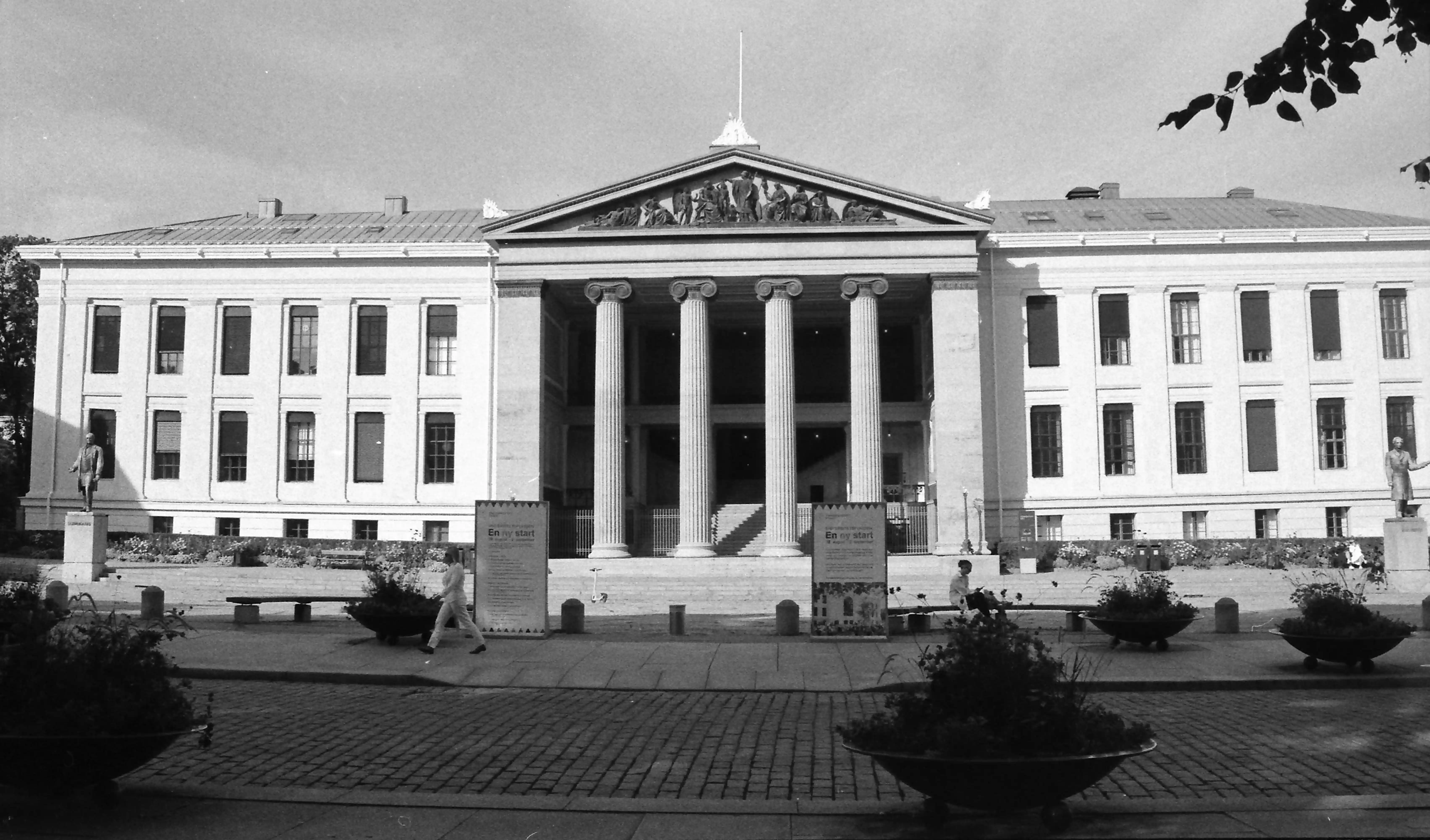 Black and white picture of a bulding with large columns