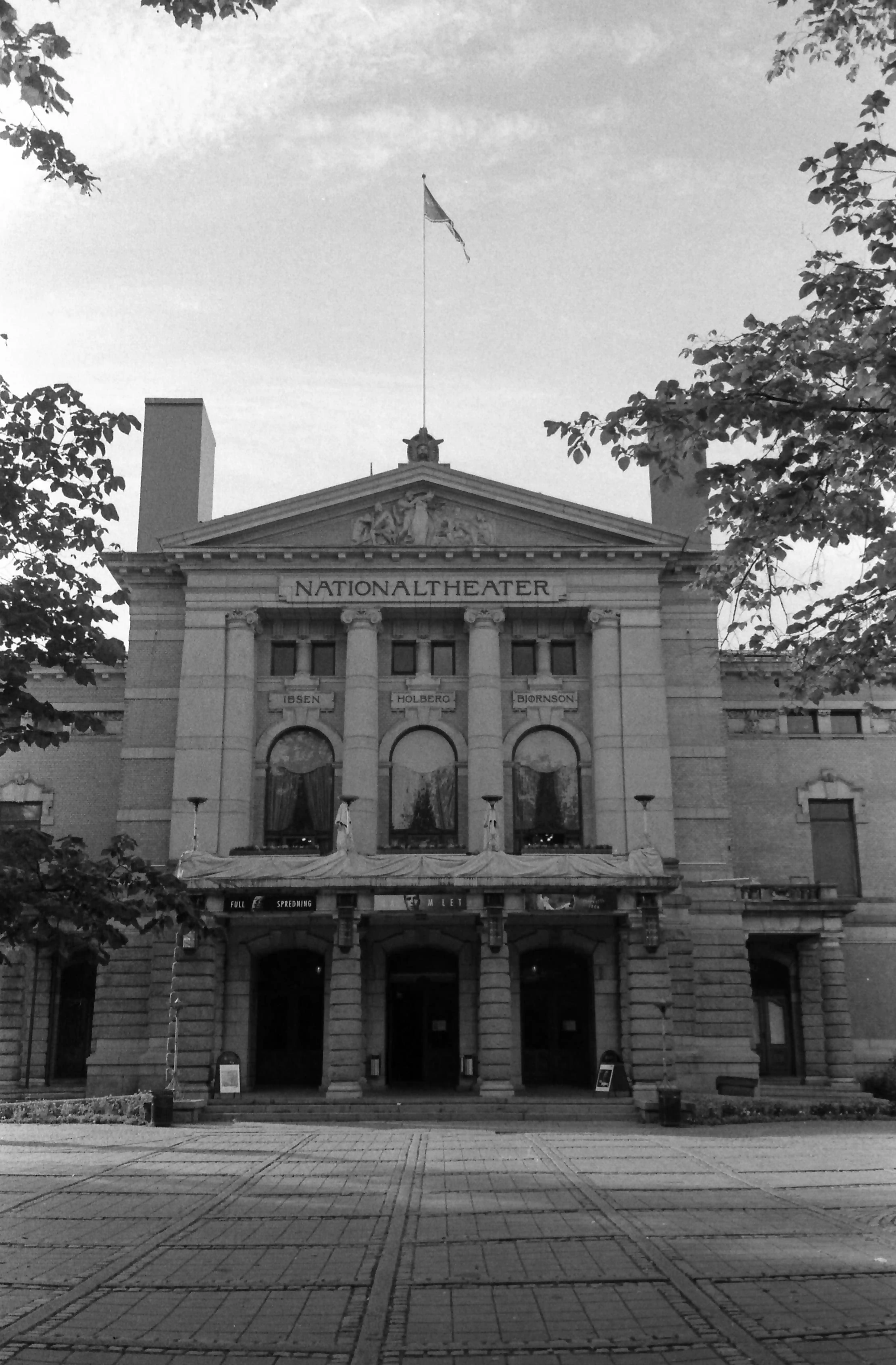 Black and white picture of the National Theatre of Norway