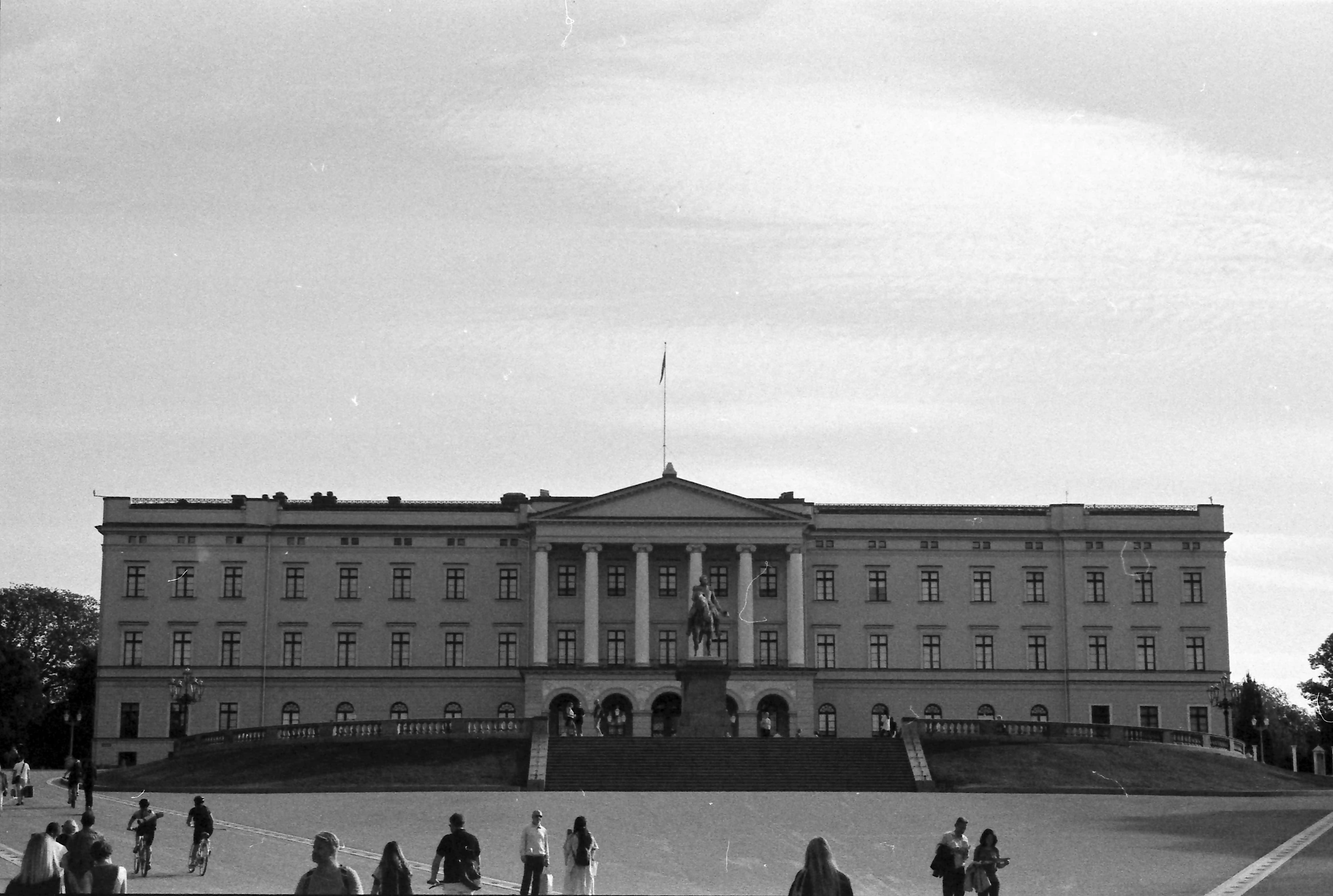 Black and white picture of the Royal Palace of Norway