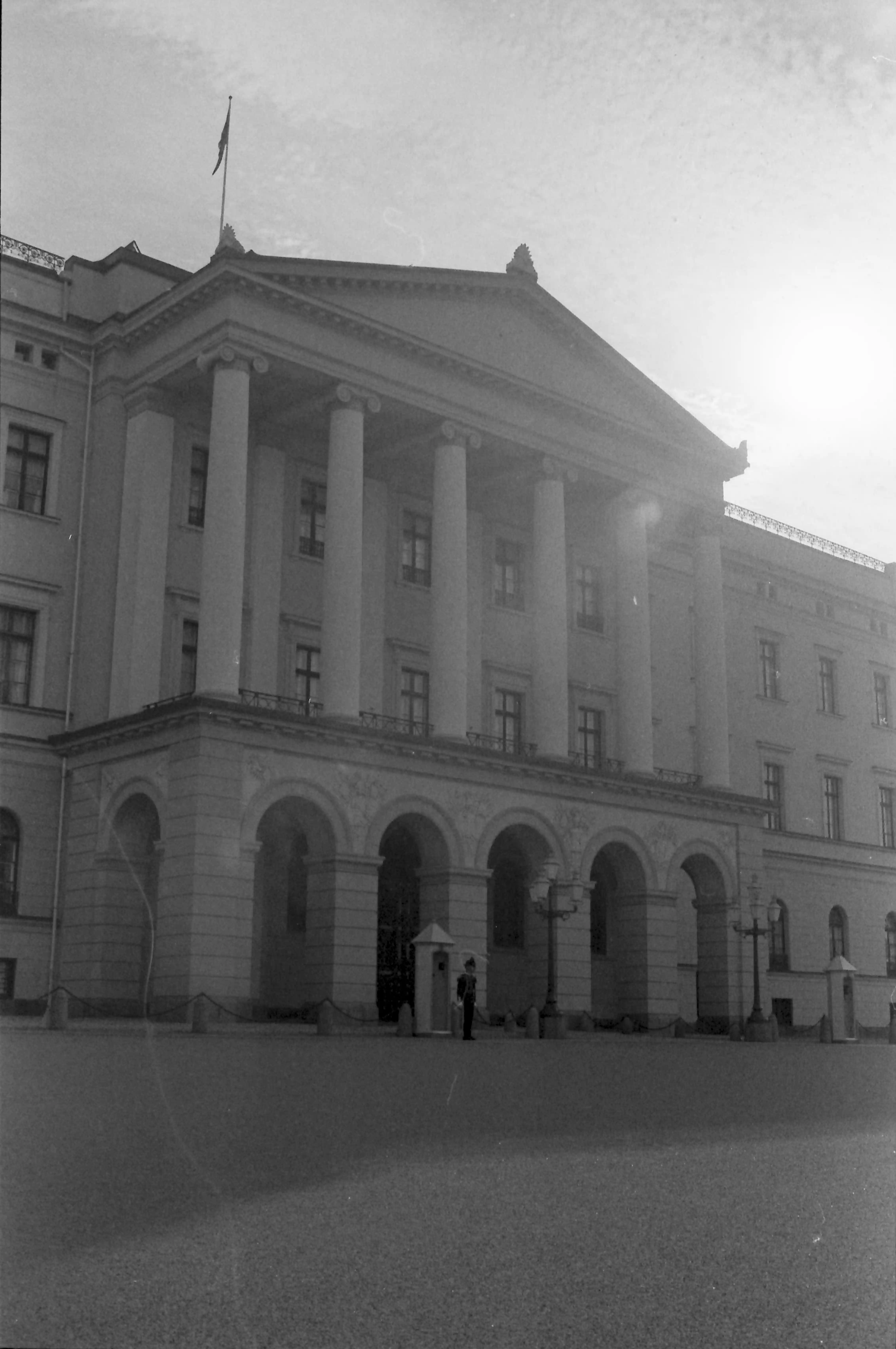 Black and white picture of the Royal Palace of Norway