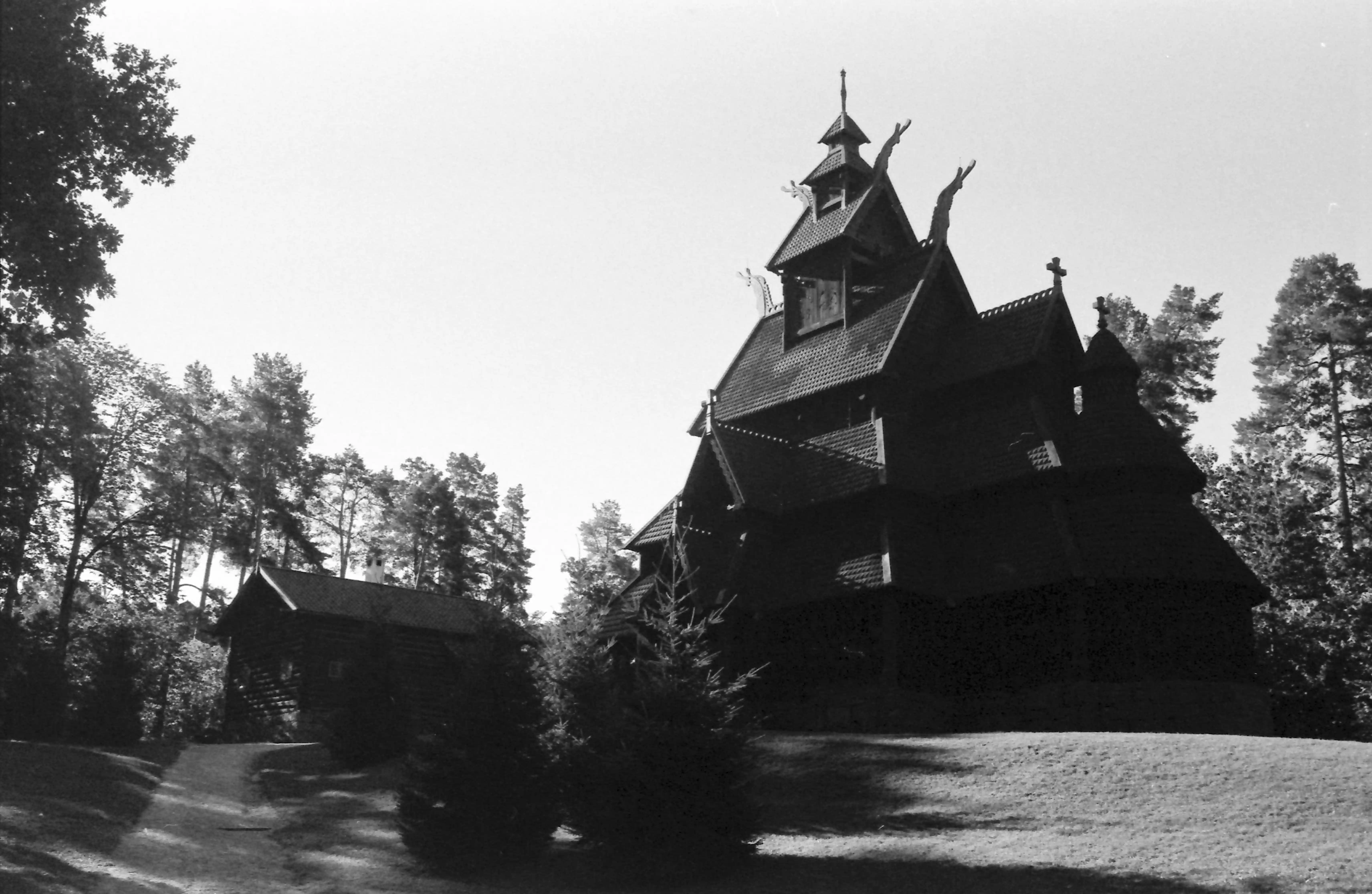 Black and white picture of a Stavkirke