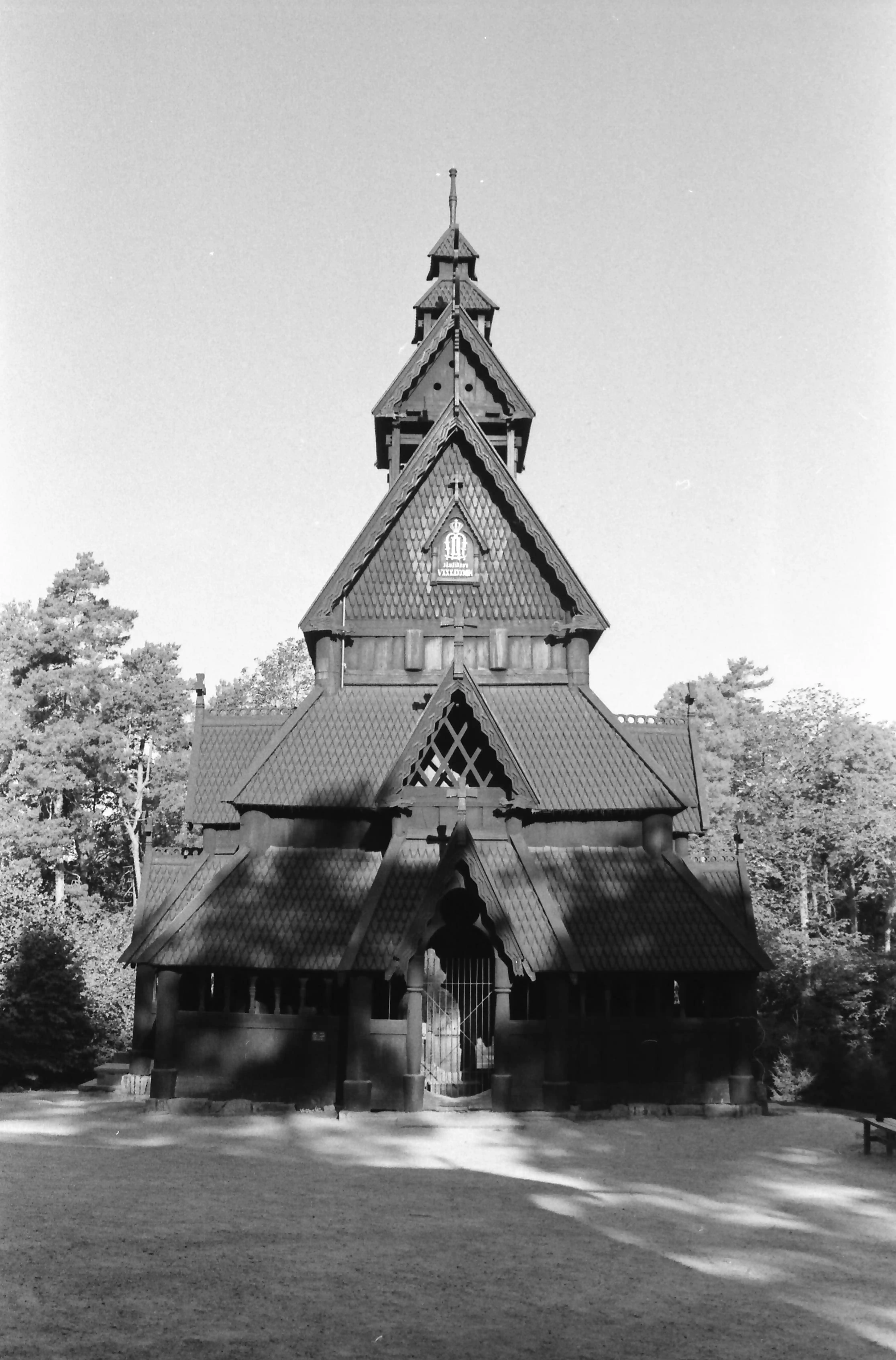 Black and white picture of a Stavkirke