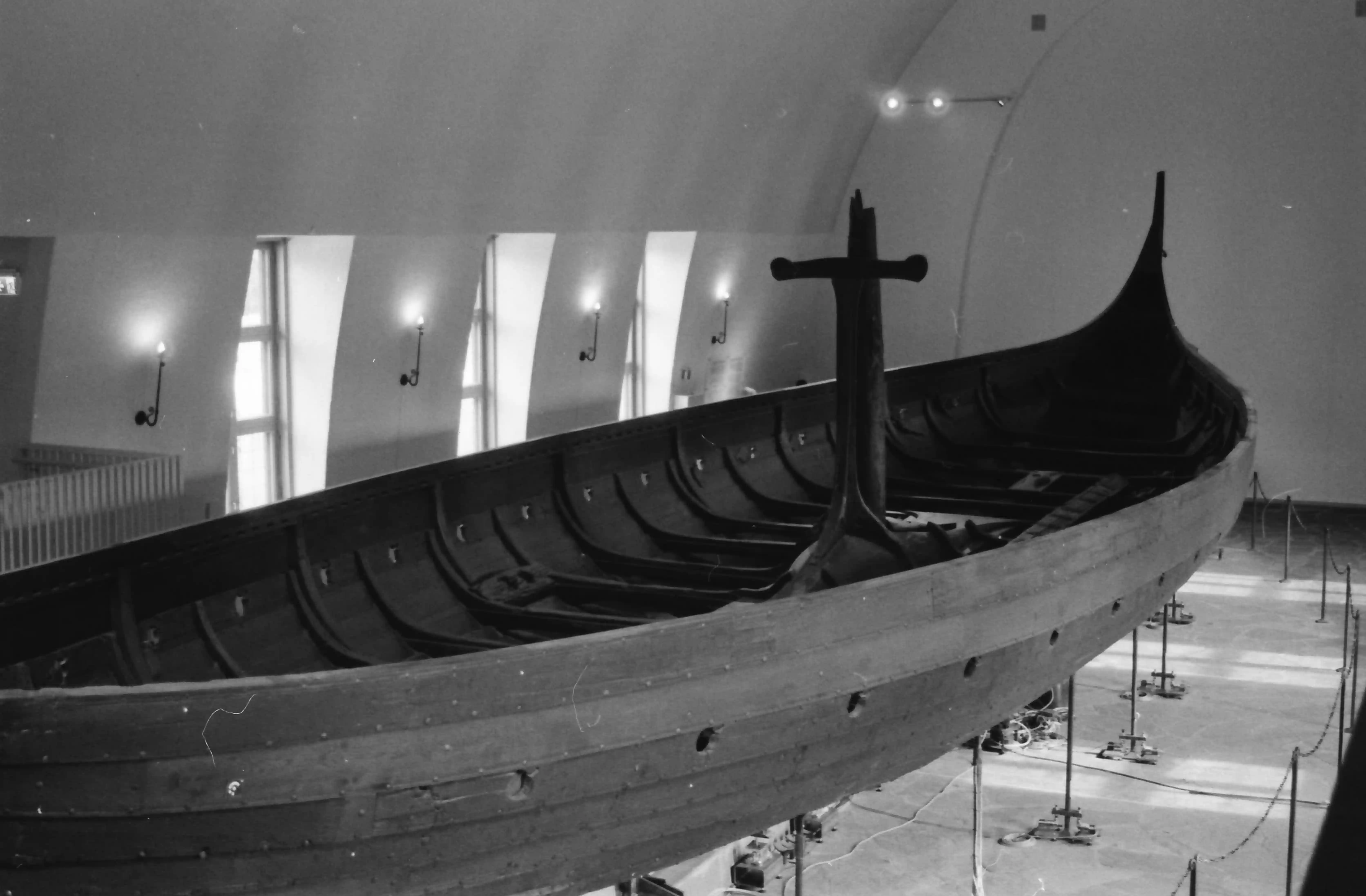 Black and white picture of a Viking boat in a museum